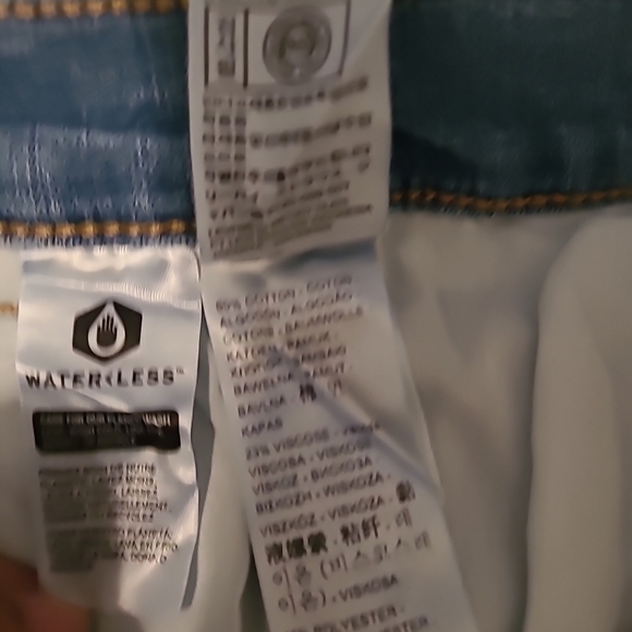 Maurices Medium Wash Destressed Denim Shorts, Sz 8 EUC - Picture 6 of 6